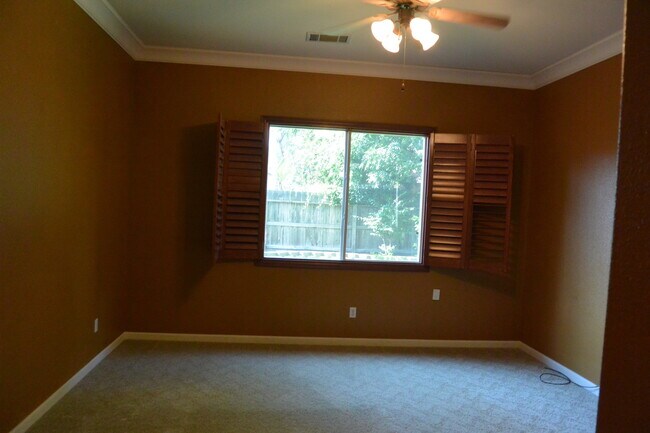 Building Photo - Beautiful Home in great North West Visalia neighborhood across from Soroptomist Park with Yard care