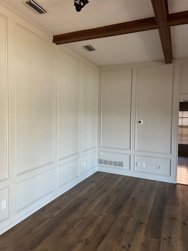 Building Photo - Stunning 4-bd 2.5 bath