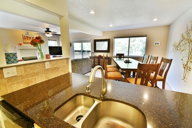 Building Photo - 600A Gold Dust Dr