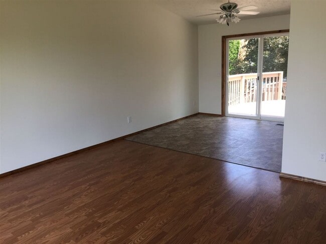 Building Photo - $2,100 / 4br - 1969ft2 - ?? Newman Lake 4B...