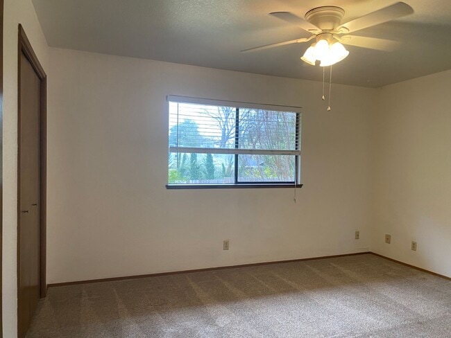 Building Photo - Nice well cared for home in desirable Edge...