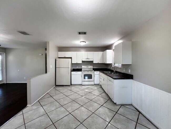 Building Photo - Cozy Inside, Spacious Outside: Fort Myers 2 Bed / 1 Bath + Giant Lawn + W/D Hookups — Pets Accepted