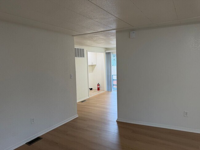 Building Photo - Updated 3 bedroom 2 bathroom house in Springfield!