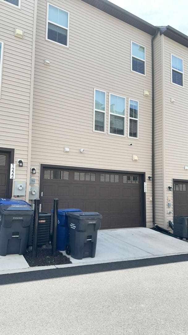 Building Photo - Beautiful contemporary TH in desirable North Hill