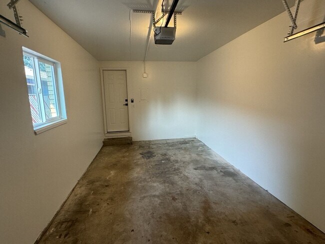 Building Photo - Completely Renovated 2BD/1BA Condo w Attached Garage