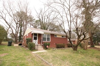 Building Photo - Adorable and affordable!  3 Bedroom Ranch ...