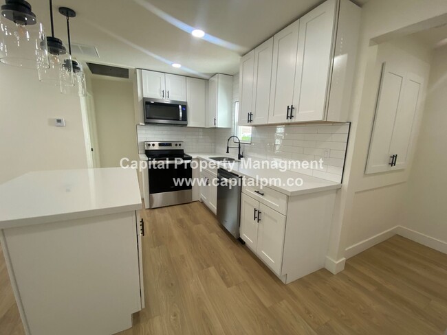 Building Photo - Adorable 3 Bed Bungalow