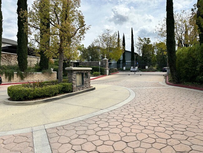 Building Photo - Townhouse at the Bordeaux Gated Community 3bed 2.5 bath