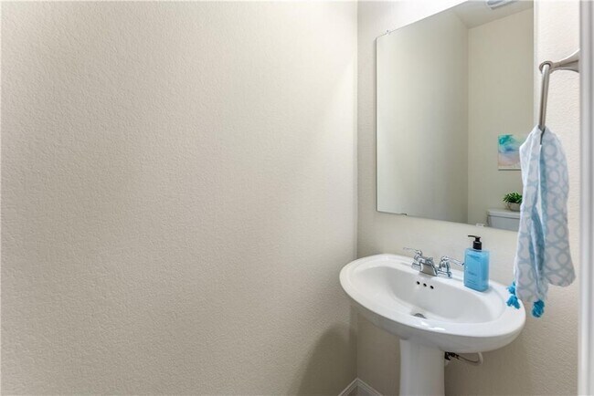 Building Photo - 141 Cres Heights Dr