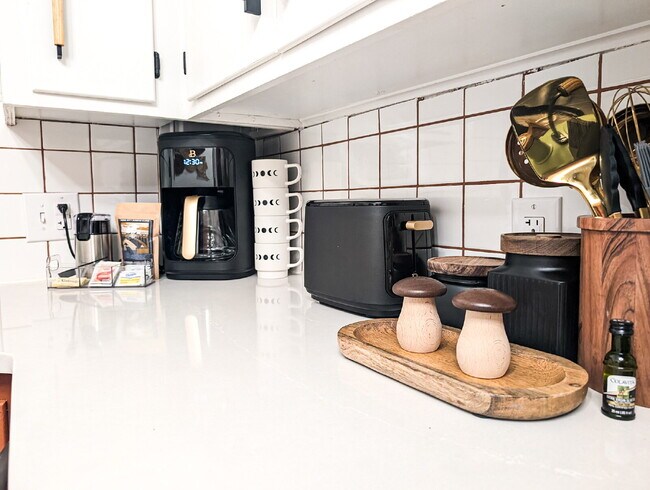 Building Photo - Fully Furnished 2BR/2BA Near USC – Pre-Leasing for January 2027