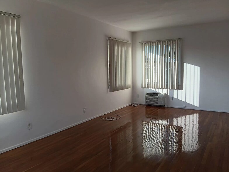 Building Photo - 2100 N Verdugo Rd