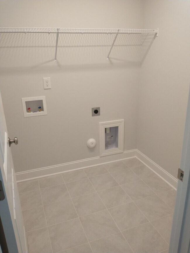 Building Photo - Beautiful Home in Gardner!  4 bedroom 3 fu...