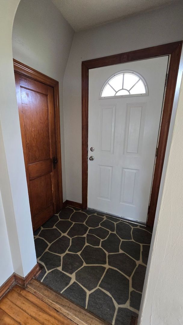Building Photo - Three Bedroom - large upper bedroom!