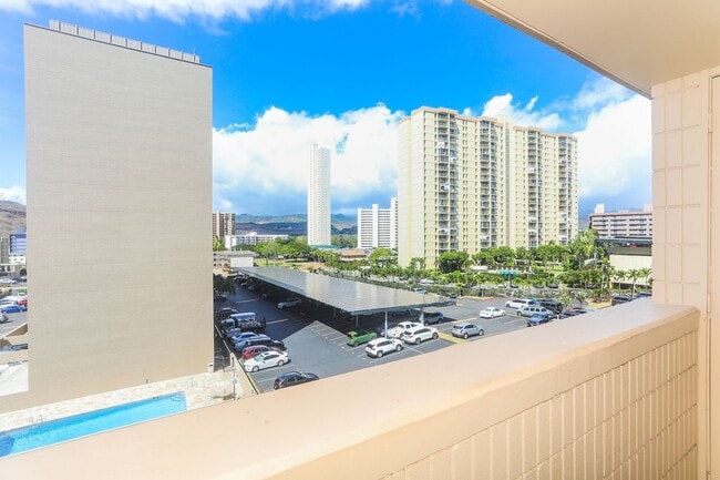 Building Photo - Sunset Lakeview - Fully renovated 3 bedroom, 2 bath on lower floor comes with tandem parking for ...