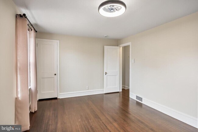 Building Photo - 113 W Albertson Ave