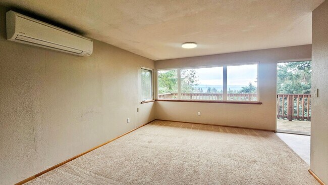 Building Photo - Charming 3 Bed 1.25 Bath Home in Skyway with a great view of Mt Rainier