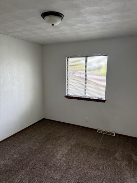 Building Photo - 4 Brown Ct