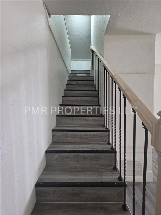 Building Photo - 3Bedroom/1Bathroom-House