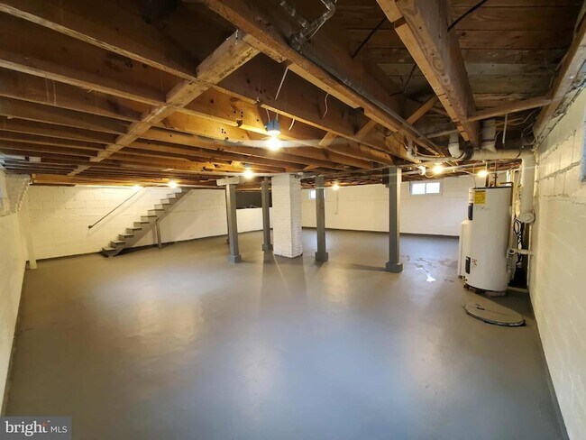 Building Photo - 1905 Mimosa St