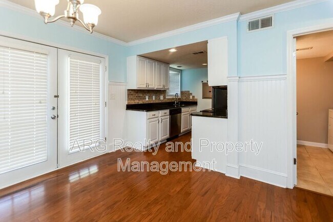 Building Photo - 6900 Roswell Rd