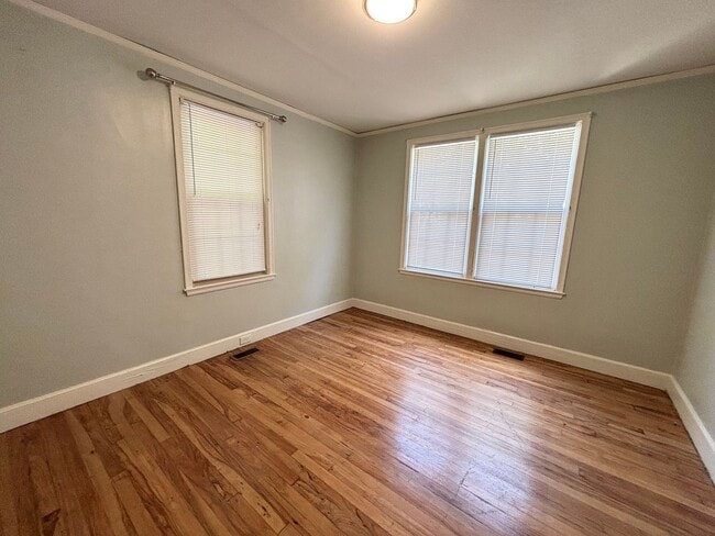 Building Photo - Cute Rosewood Bungalow