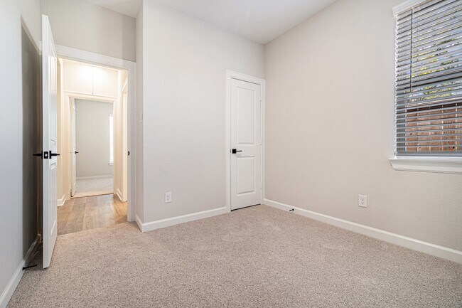 Building Photo - 6107 White Spruce Dr