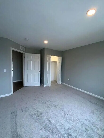 Building Photo - 200 Larkspur Ln
