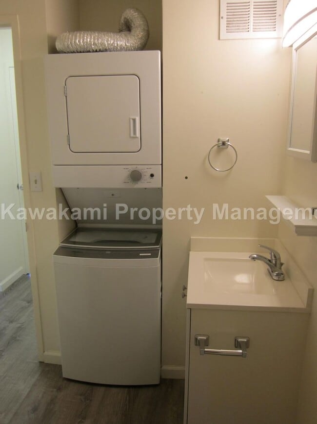 Building Photo - Conveniently Located, Renovated Condo w/Pa...