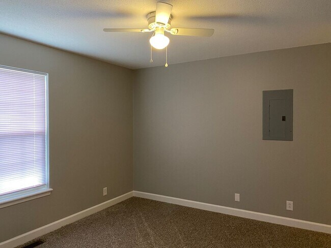 Building Photo - Newly remodeled 3 Bdr 2 Bath conveniently ...