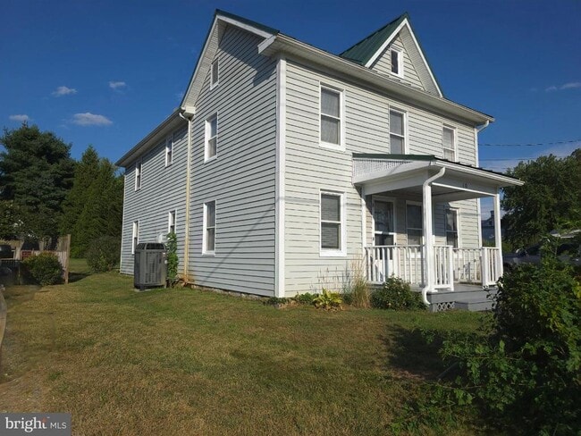 Building Photo - 10 Maple Ave
