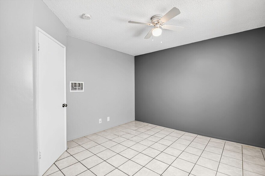 Building Photo - 210 E 29th St