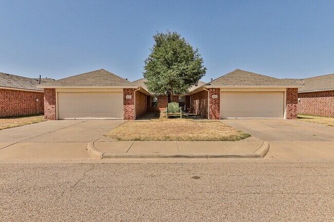 Building Photo - 3 Bedroom Duplex
