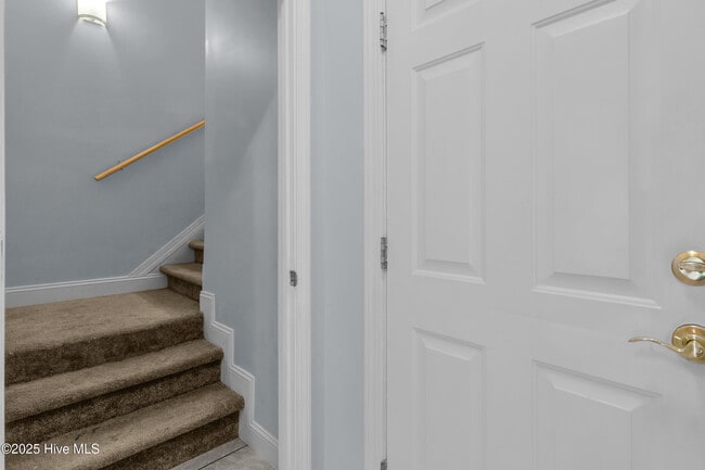 Building Photo - 907 Port Royal Ct
