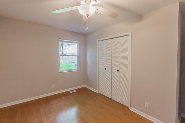 Building Photo - 3 bedroom updated home in a quiet, peaceful setting!