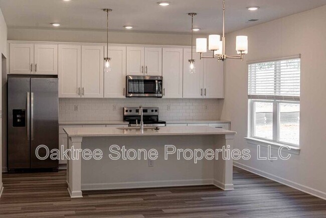 Building Photo - 3362 Skyland Dr