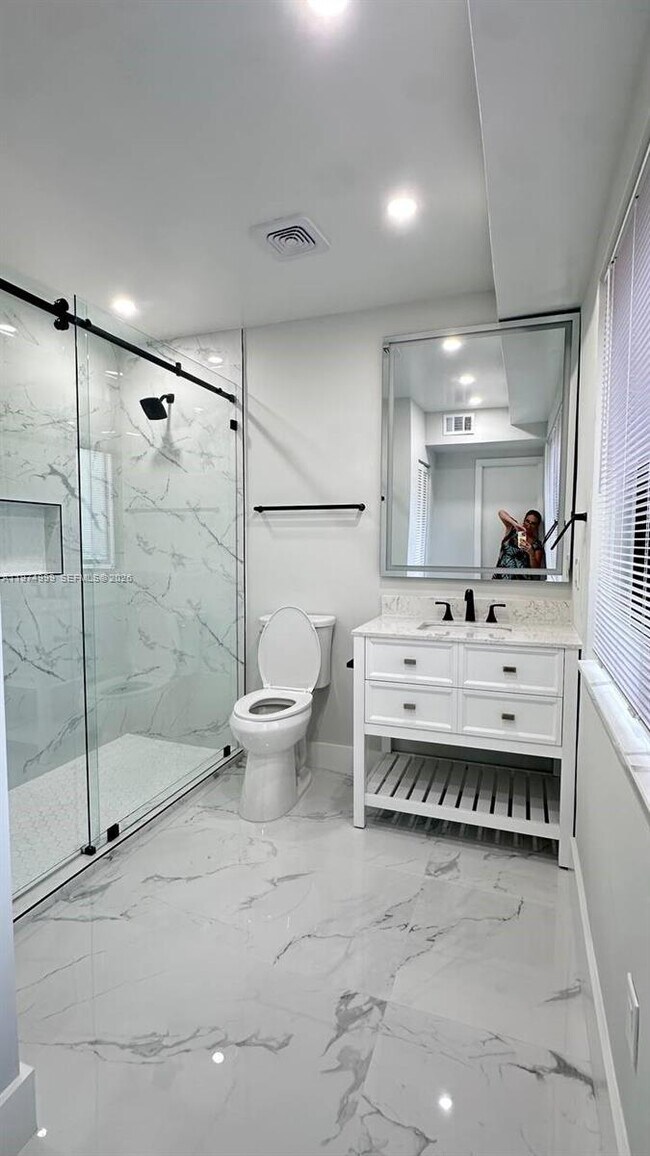 Building Photo - 320 SW 29th Rd