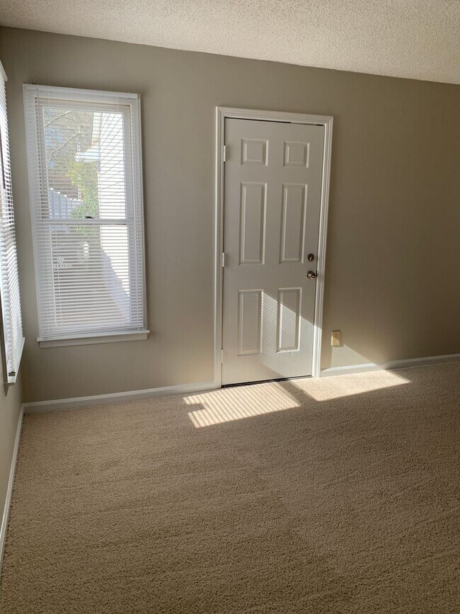 Building Photo - Cozy Living on a quiet cul de sac.