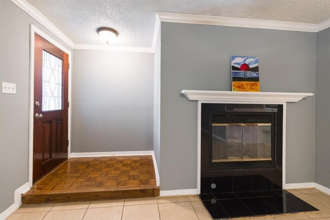 Building Photo - 5812 Community Dr