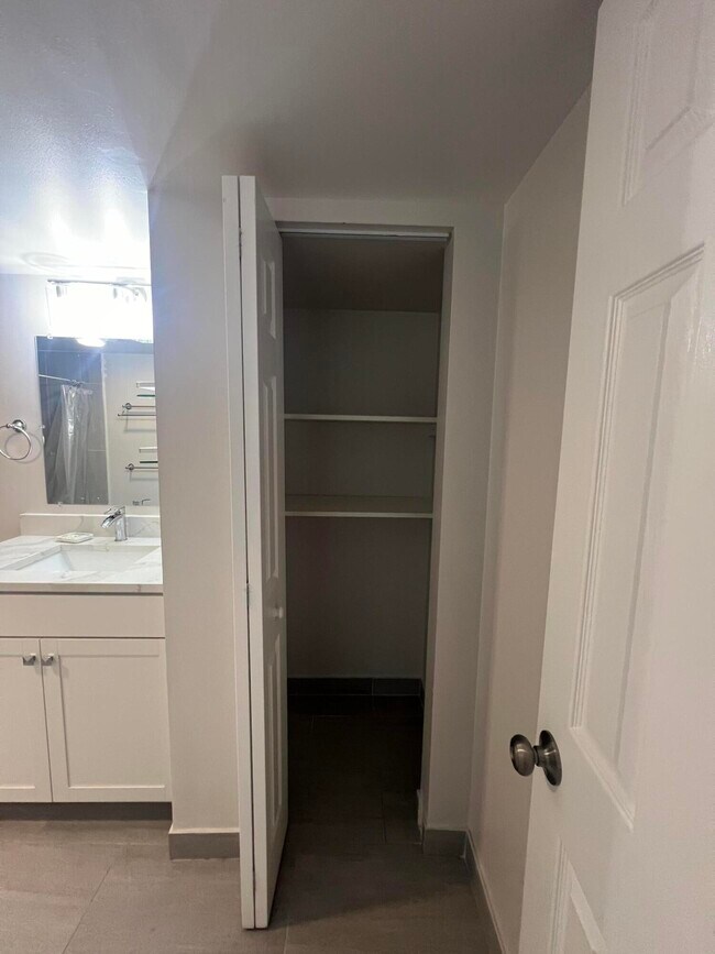 Building Photo - 10120 Boca Entrada Blvd