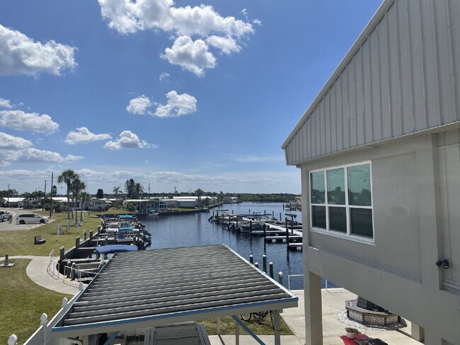 Building Photo - "Charming 2-Bed, 2-Bath Mobile Home Retreat in Harbor Cove!"