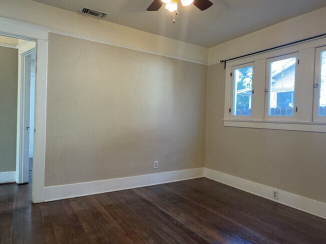 Building Photo - "Charming Riverside Retreat: Cozy 2-Bedroom Home with Modern Comforts!"