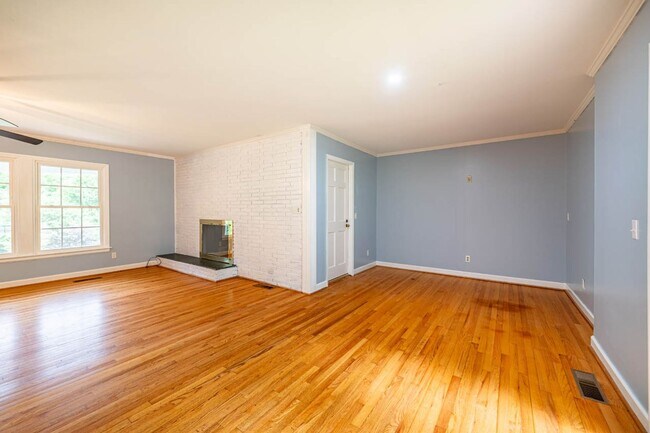 Building Photo - 4222 Arbutus Dr