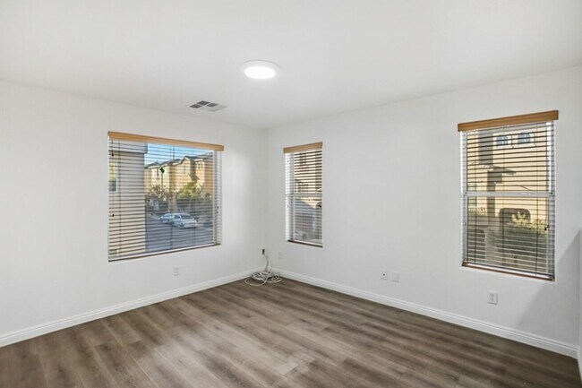 Building Photo - Beautiful 3 Bed Home With 3 Full Baths And Bed and Full Bath On 1st Floor