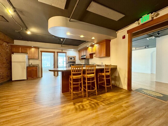 Building Photo - Queen Anne Loft Apartment