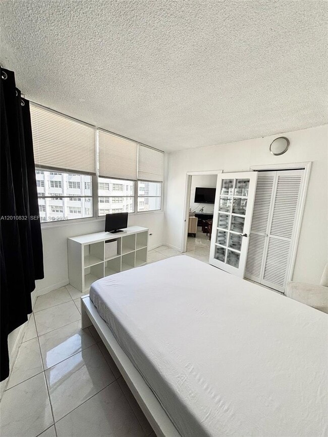 Building Photo - 905 Brickell Bay Dr