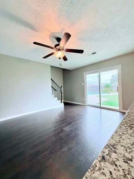 Building Photo - 1906 Savanna Ct N