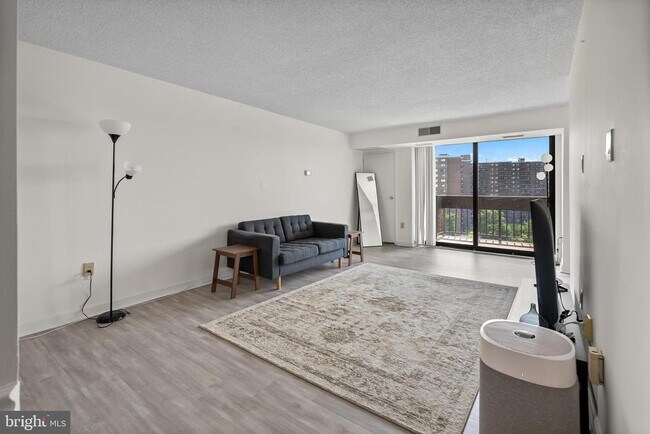 Building Photo - 5300 Holmes Ln