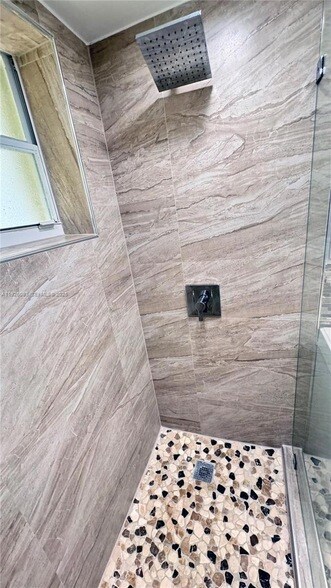 Building Photo - 1400 N 70th Way