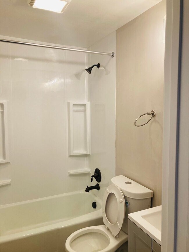 Building Photo - Recently Renovated Micro One Bedroom Apartment! May 1 move in!