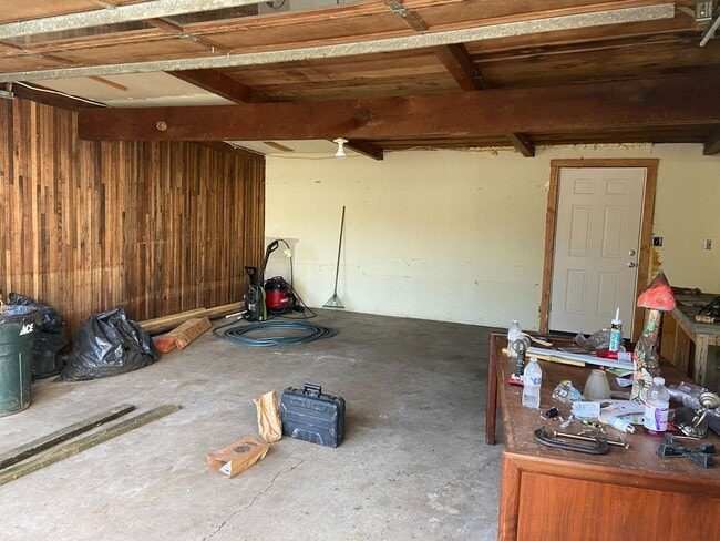 Building Photo - House with Charm, 2/1 with large garage and bonus room & bathroom